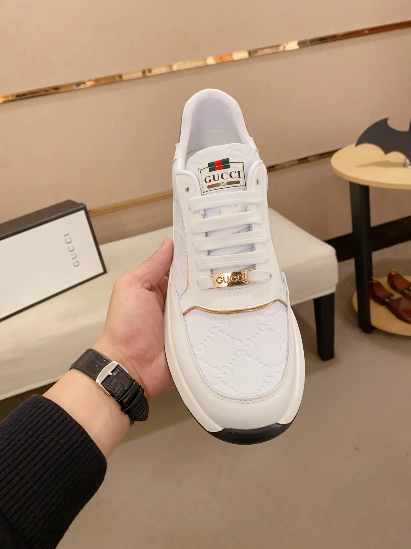Men's shoes💰 420💰The new GUCCI (Gucci) counters are launched simultaneously. The new men's shoes, 😘fabrics are selected from imported cowhide, and the lining is sheepskin lining. 👍🏿 High-end ☄️ air-cushion molded anti-slip rubber outsole, exquisite lines, simple and elegant, comfortable and high-end for leisure travel. Code number: 38 to 44 (45 can be customized and cannot be returned or exchanged)